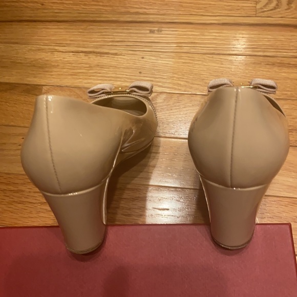 Bisque patent calf leather Sissi wedges - Picture 6 of 12